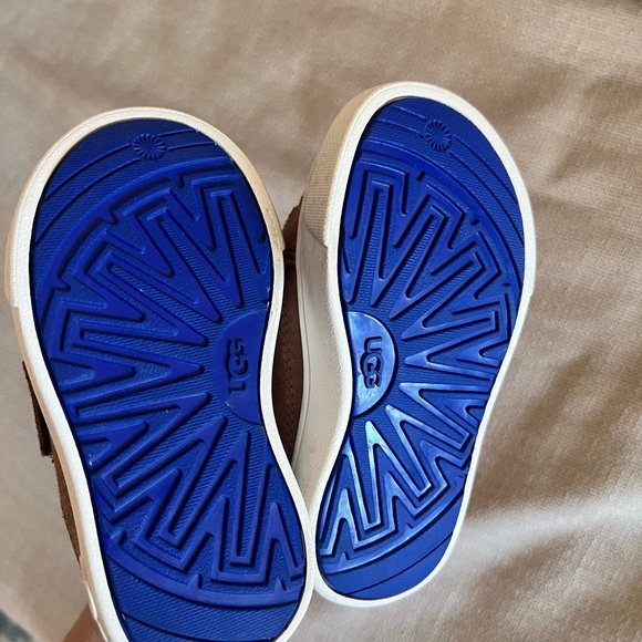 Baby/toddler UGG sneakers in size 6, brown. - Picture 3 of 4